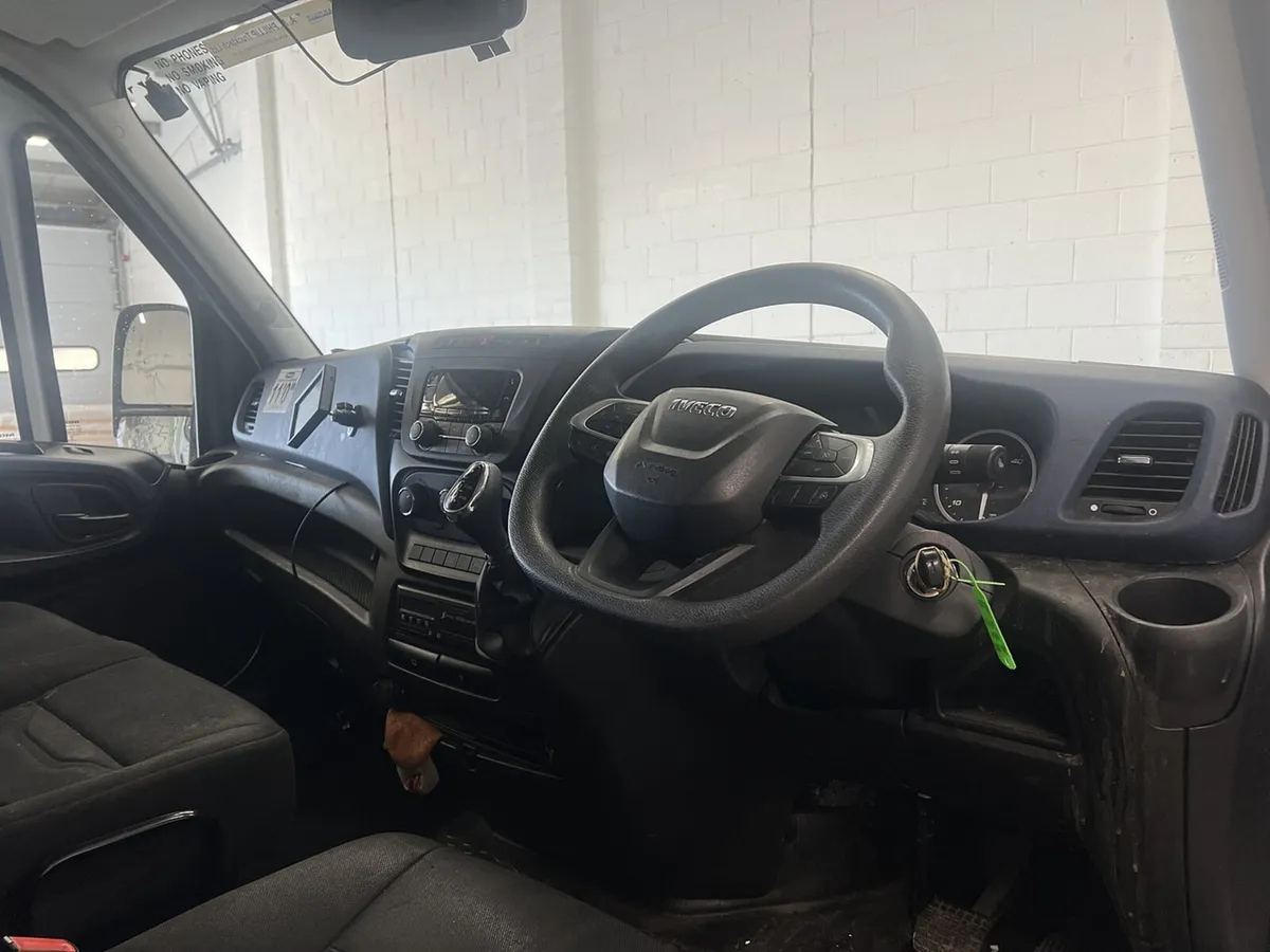 2022 Iveco Daily Curtain Sider Van - Image 3