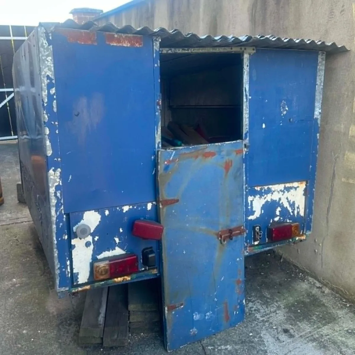 Trailer - Image 1