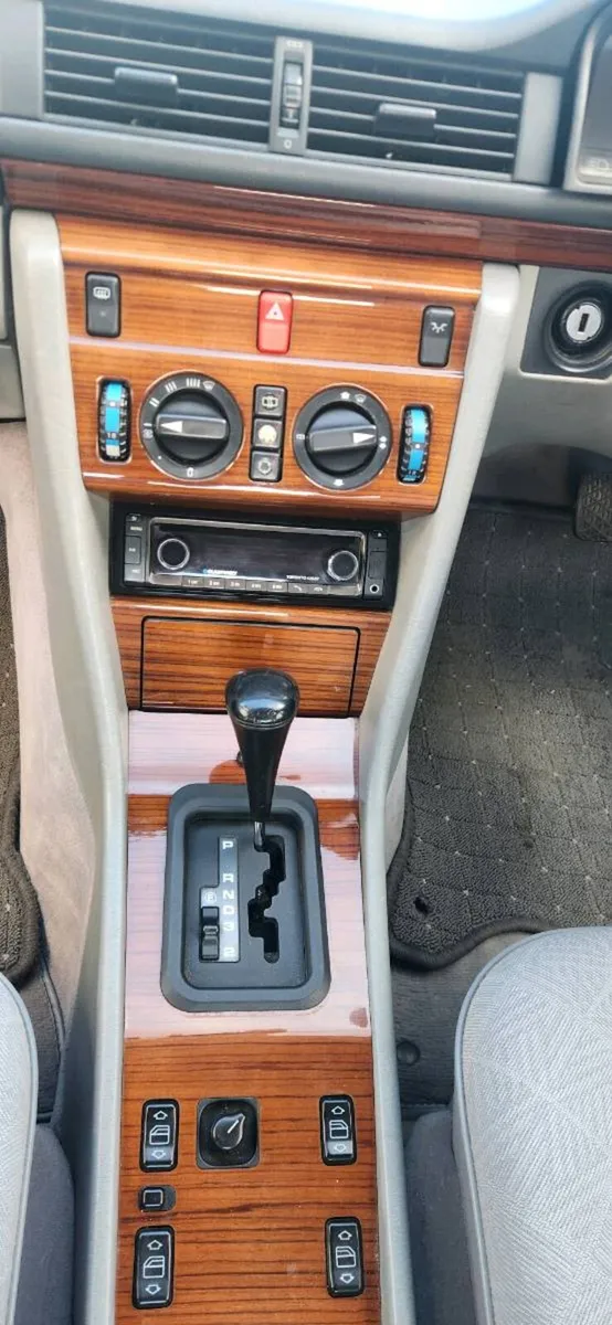 Mercedes C124 E220 - Image 4