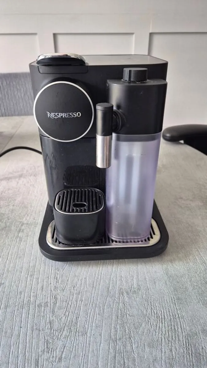 Gran Lattissima Black Coffee Machine - Image 1