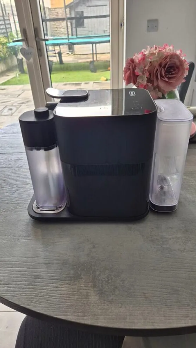 Gran Lattissima Black Coffee Machine - Image 3