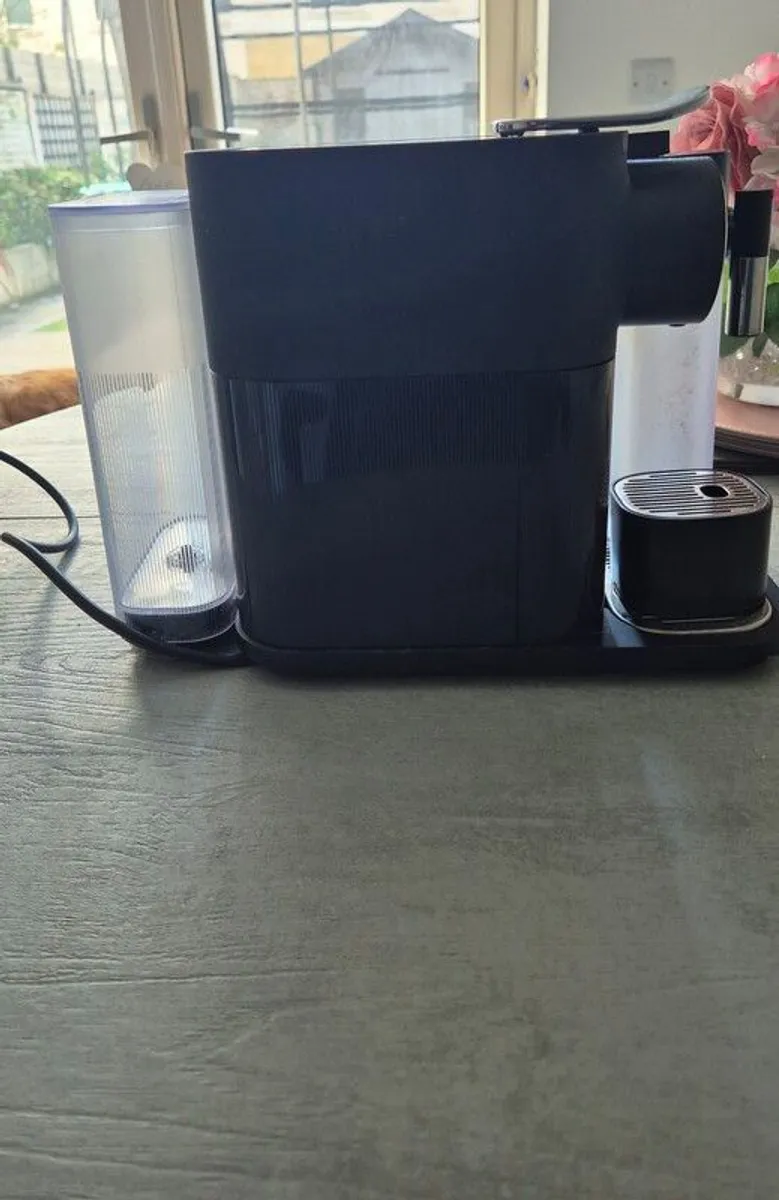 Gran Lattissima Black Coffee Machine - Image 4