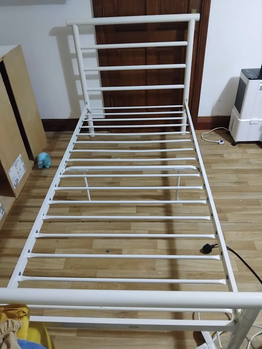 Metal bed frame - Image 1