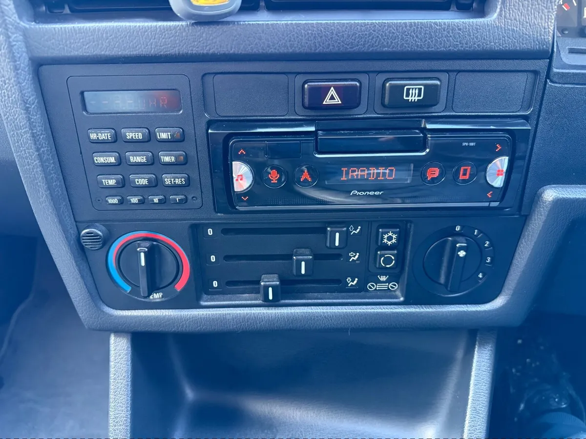 BMW 3-Series 1988 - Image 4