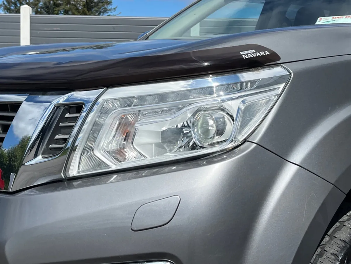 Nissan Navara 2.3 LE LEATHER CREW CAB 190 4DR - Image 3