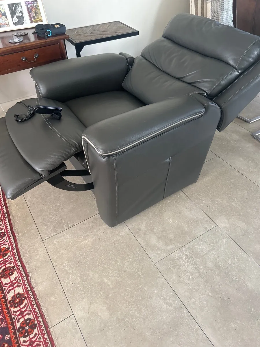 Tilt & lift leather armchair - Image 4