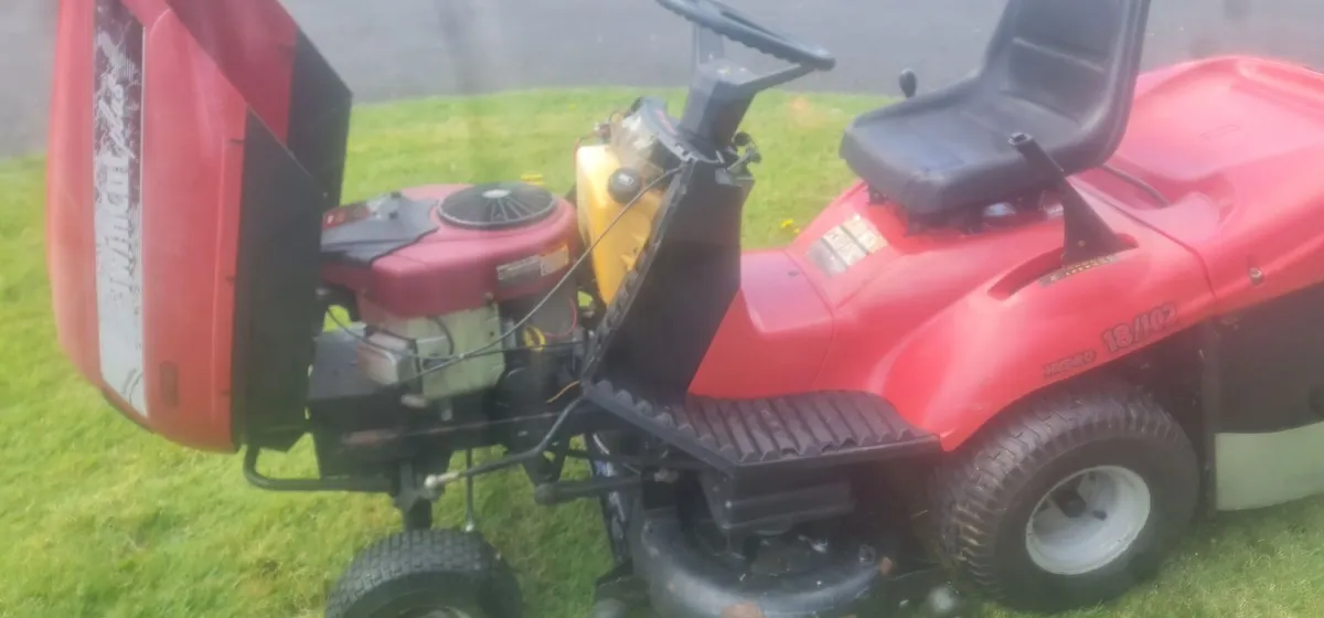 Ride on lawnmower twin cyli der 18 HP - Image 1