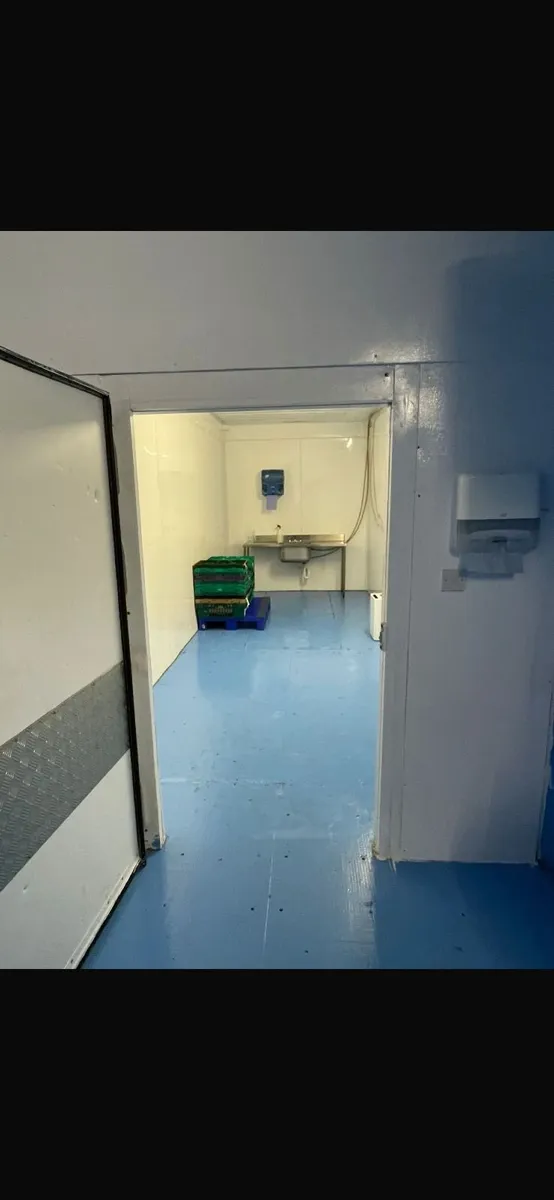 40FT Fully Converted Container – Electrics, Water - Image 3