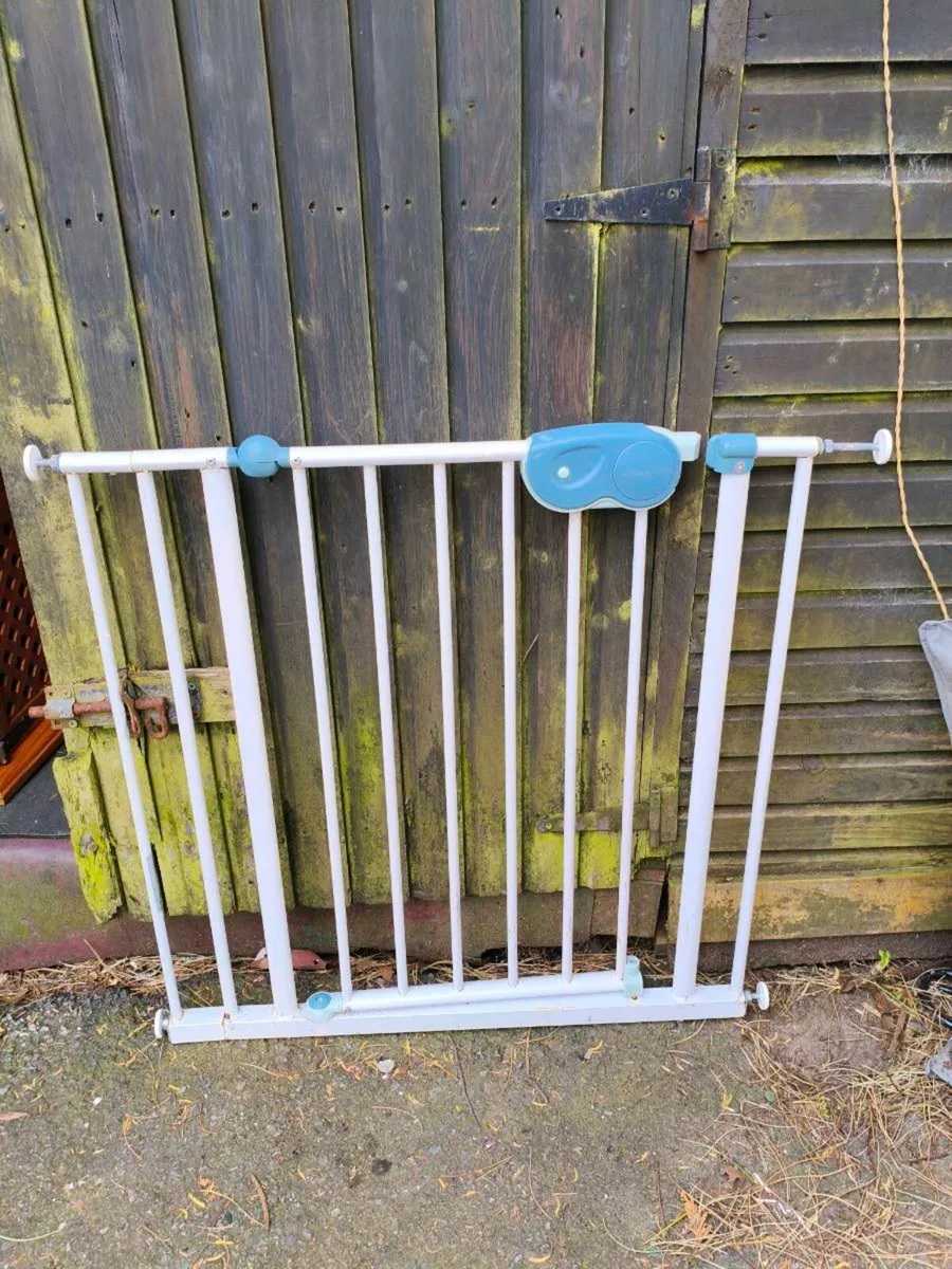 Safety gate 10 euro,can meet in bishopstown - Image 1