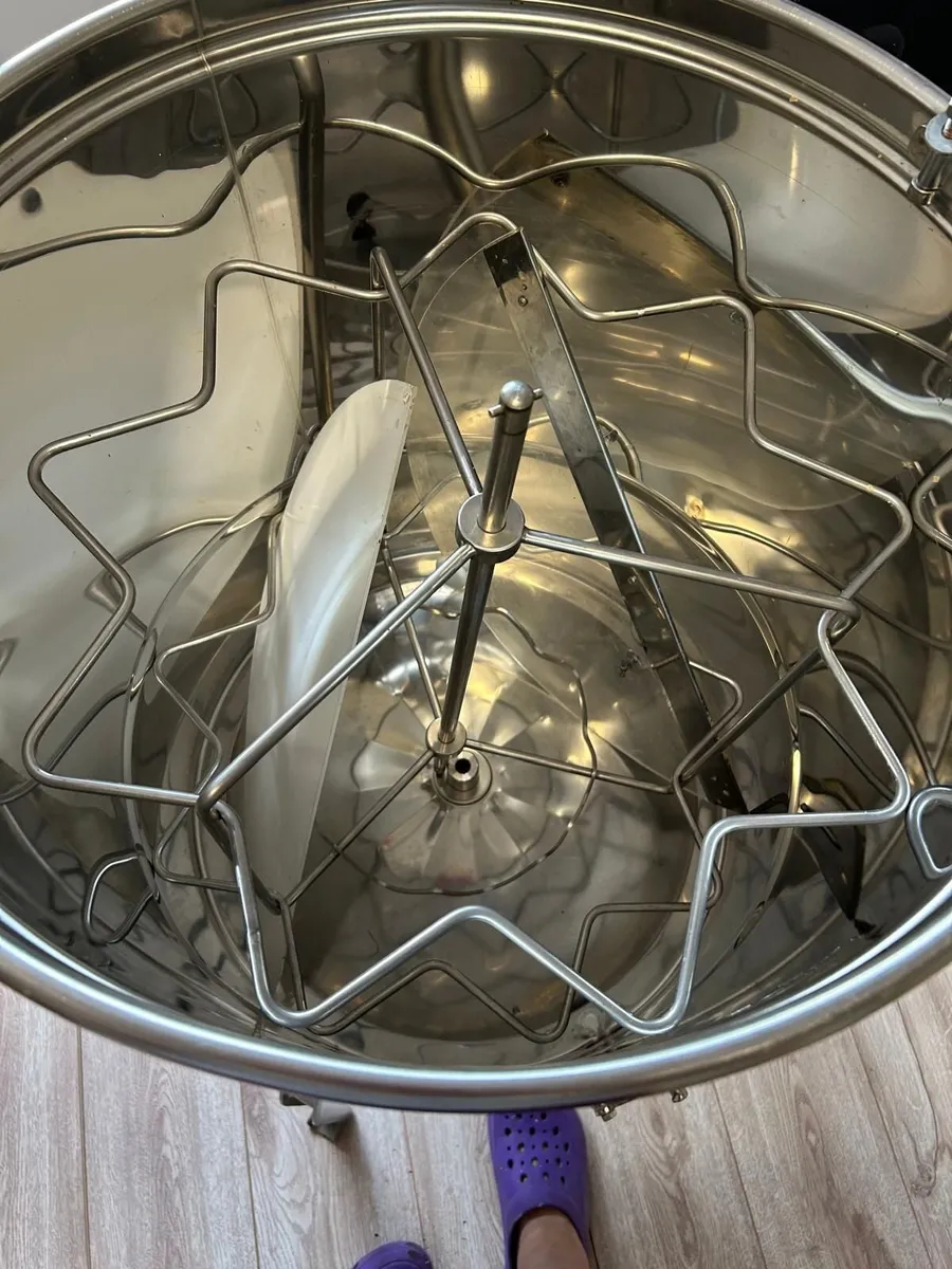 Honey extractor (electric 9 frame) - Image 2