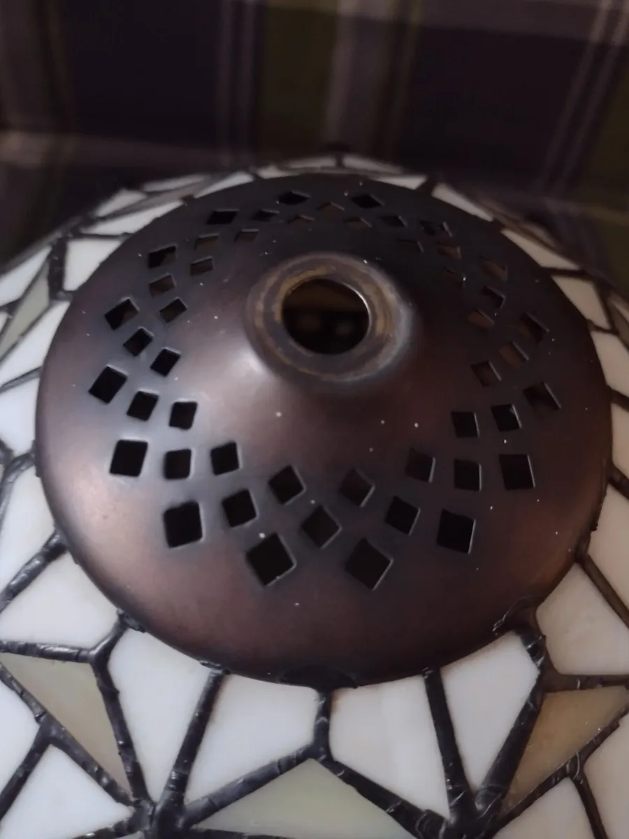 Beautiful Tiffany lamp shade - Image 4