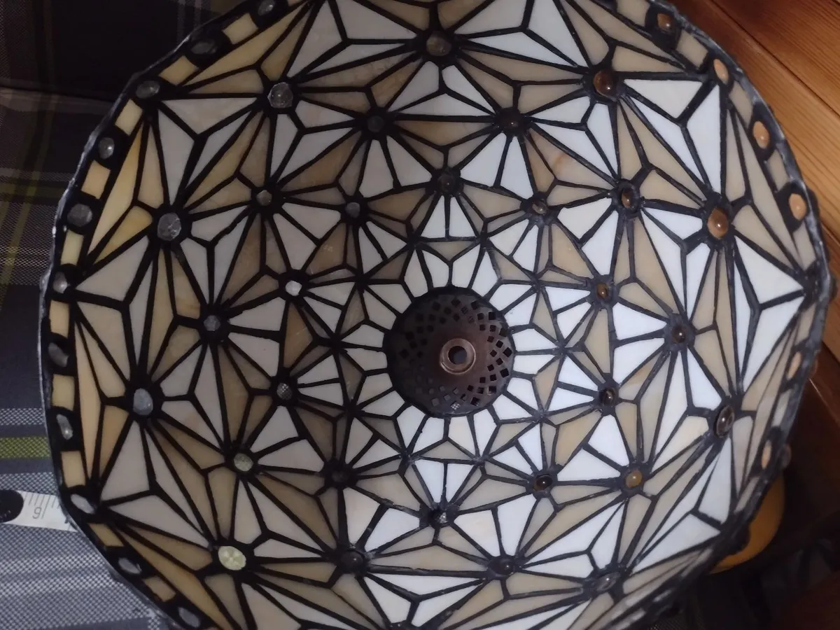 Beautiful Tiffany lamp shade - Image 3