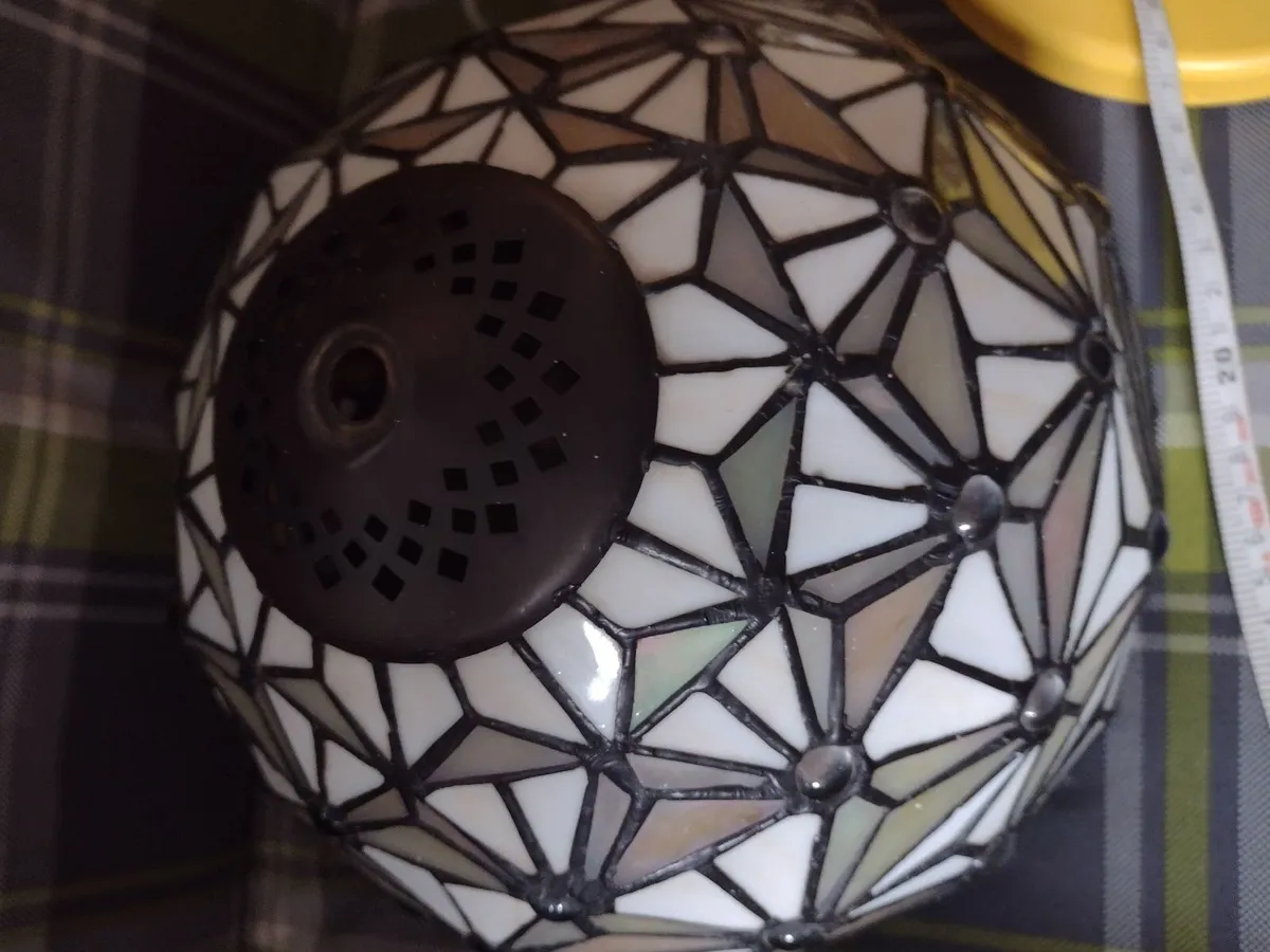 Beautiful Tiffany lamp shade - Image 1