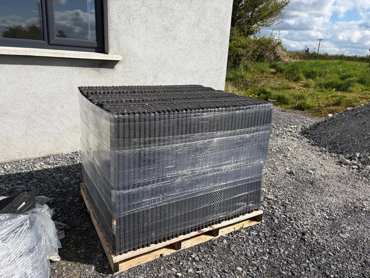 M profile black tiles - Image 1