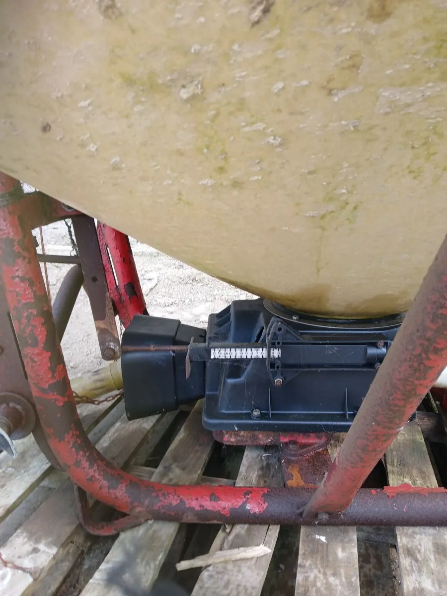 Fertiliser spreader - Image 2