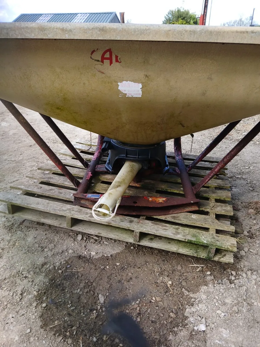Fertiliser spreader - Image 3
