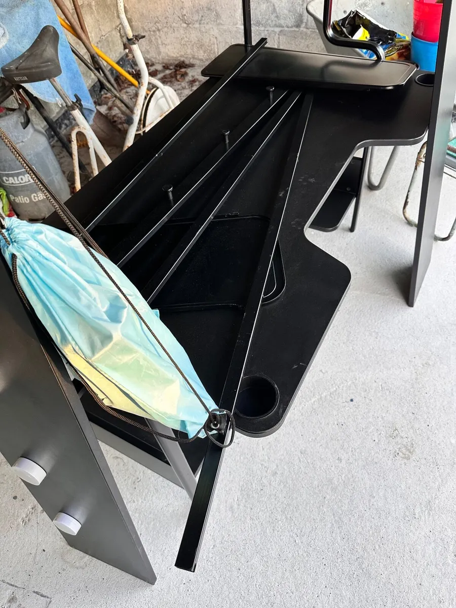 Office desk - Image 1