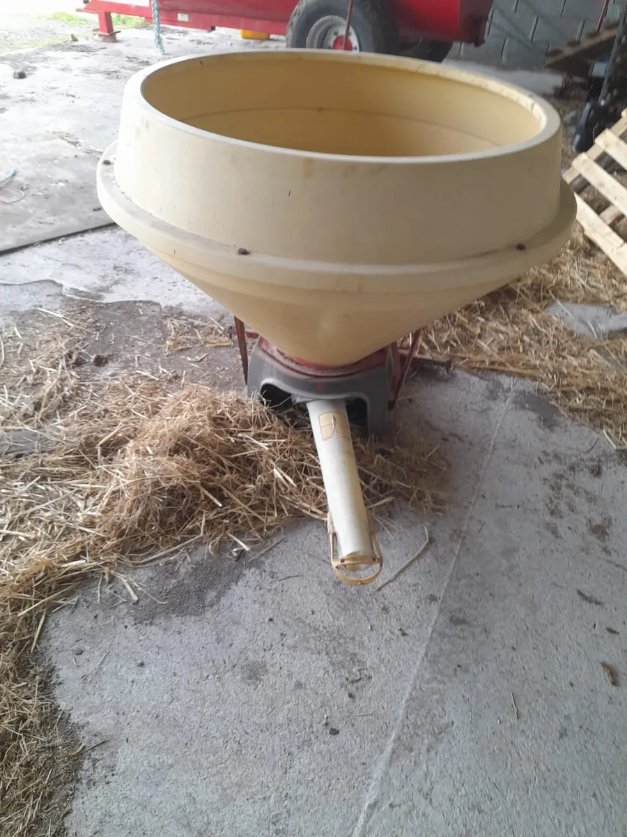 Fertiliser spreader for sale - Image 2