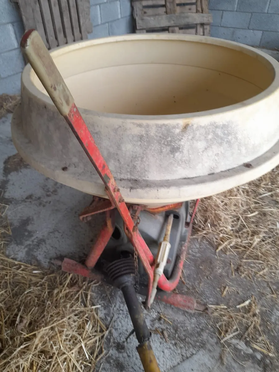 Fertiliser spreader for sale - Image 1