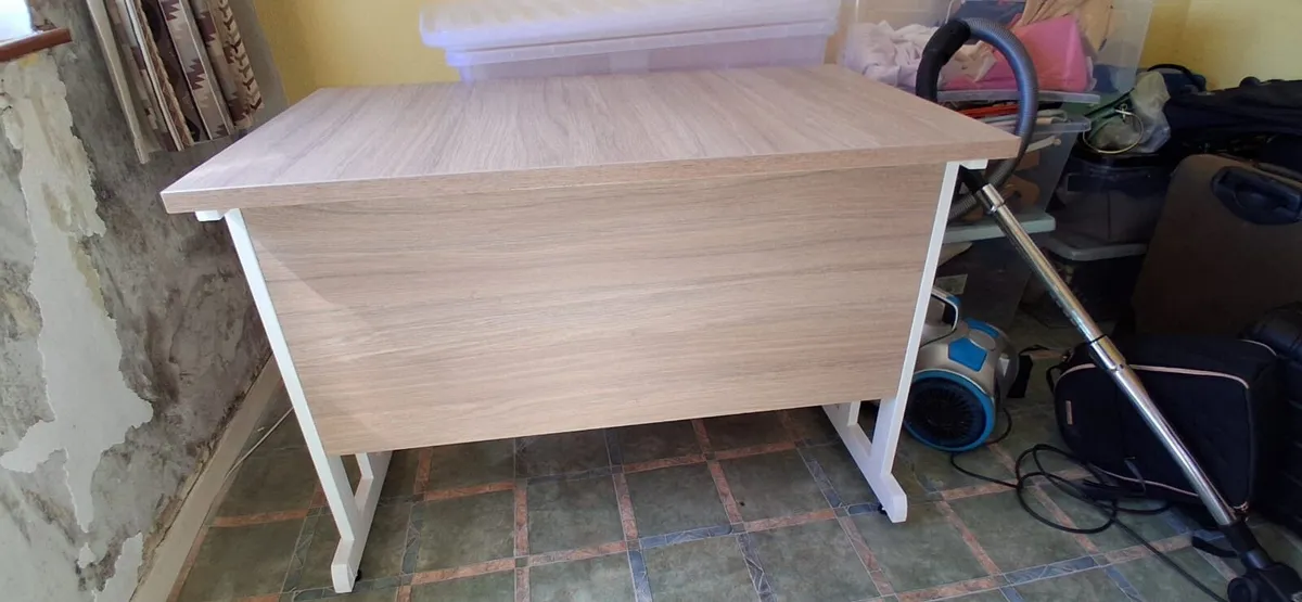 Office table - Image 1