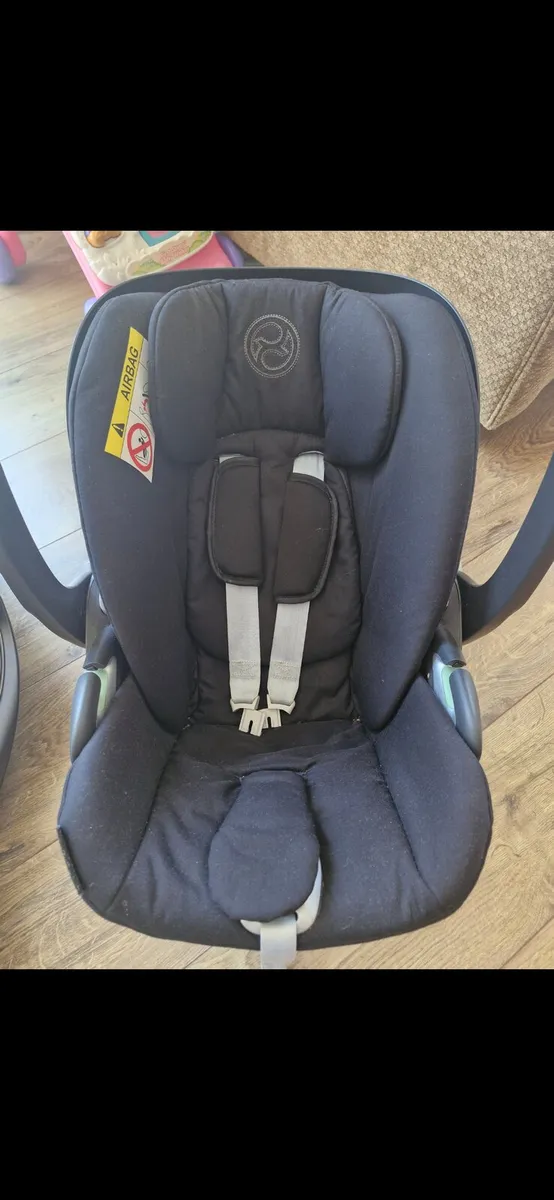 Cybex cloud T isize rotating car seat and base - Image 1