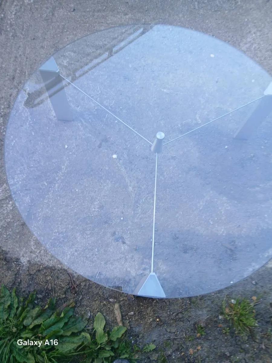 Round glass coffee table - Image 1