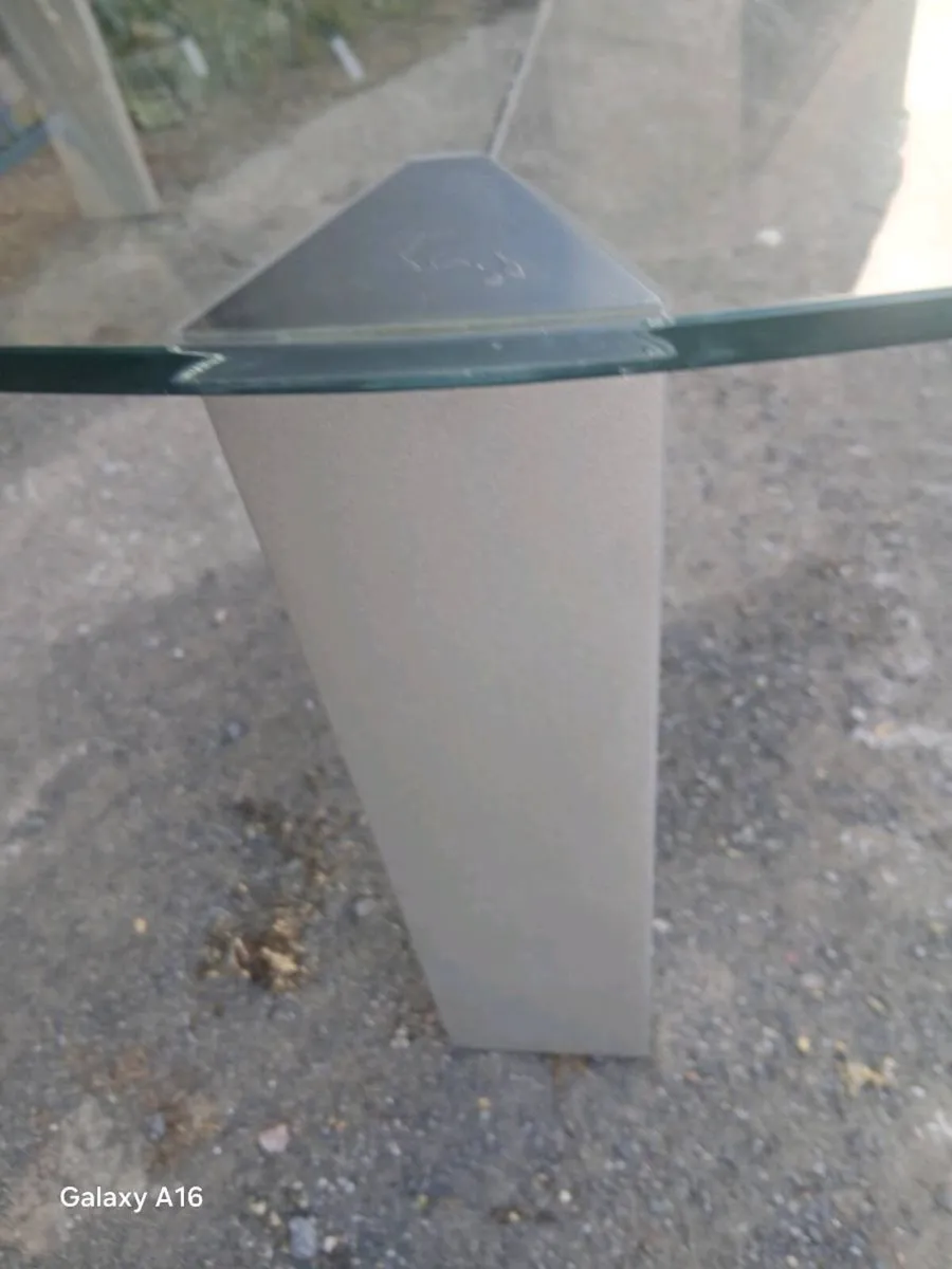 Round glass coffee table - Image 2