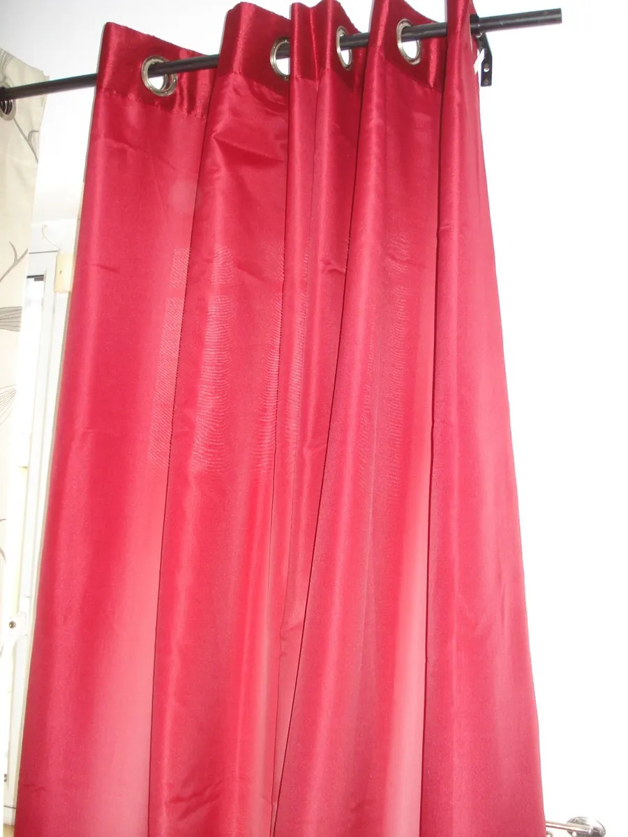 2 PAIR RED  EYELET CURTAINS. 62 x 72 inches. - Image 1