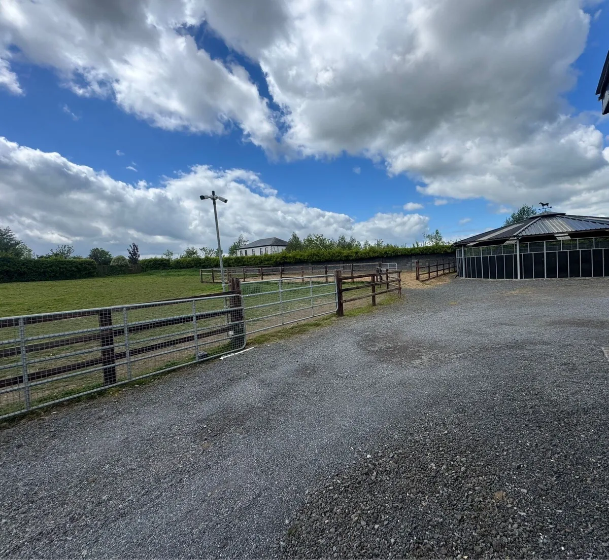 6 stables  walker sand paddock half acre paddock - Image 2