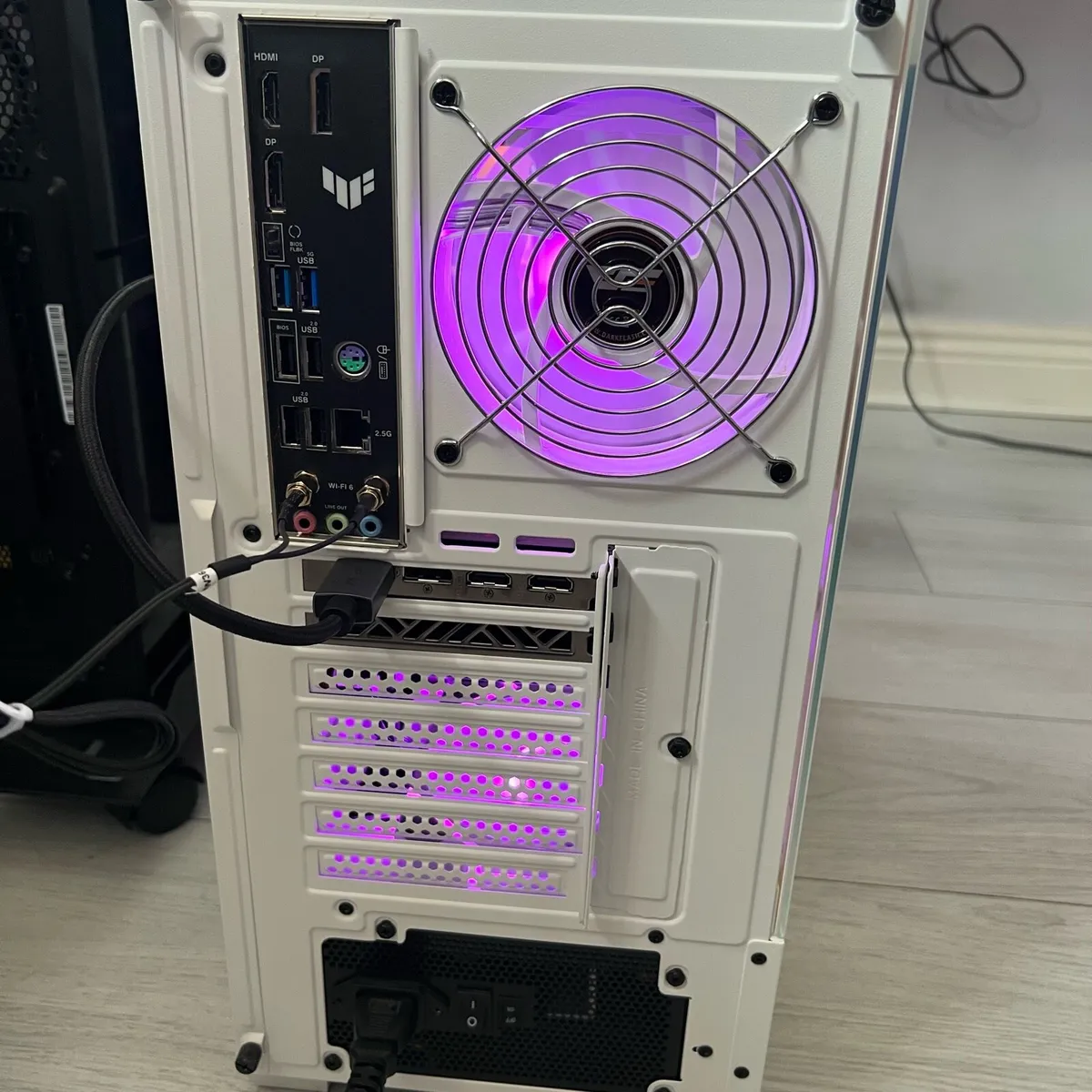 Gaming PC with keyboard and mouse + chair - Image 4