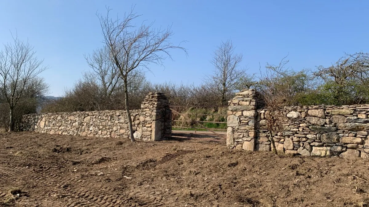 Bricks blocks and stone building - Image 2