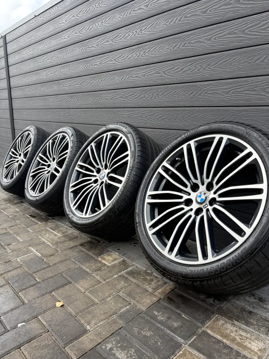 19” GENUINE BMW G30 ALLOY WHEELS & TYRES - Image 1