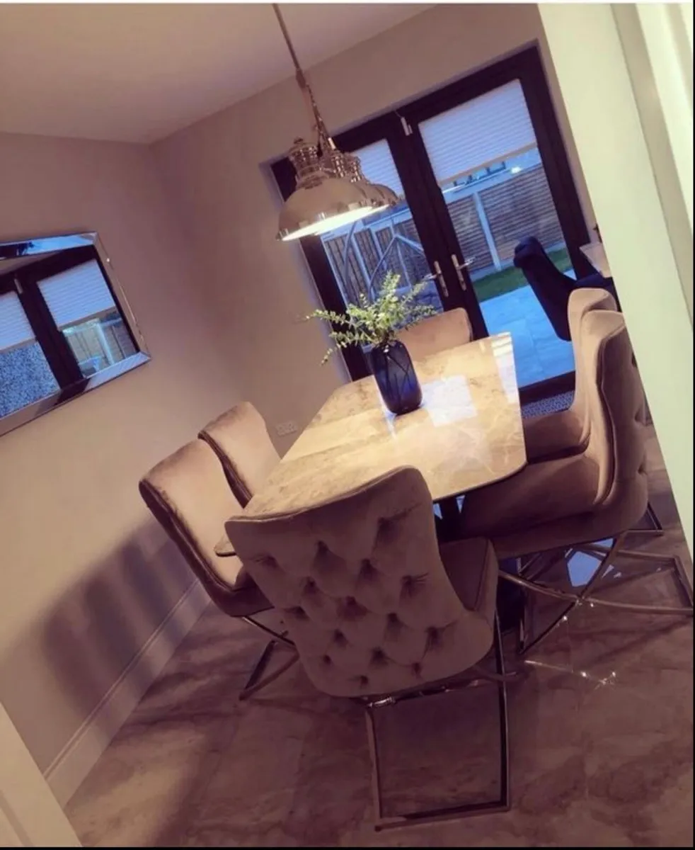 Table and chairs - Image 1