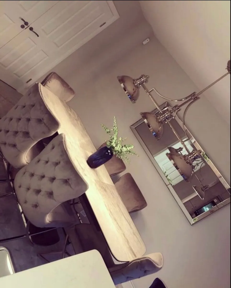 Table and chairs - Image 2