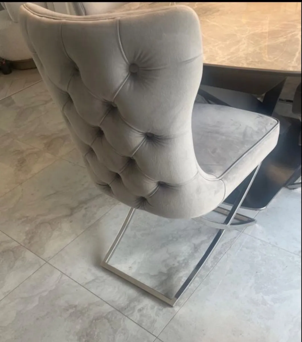 Table and chairs - Image 3