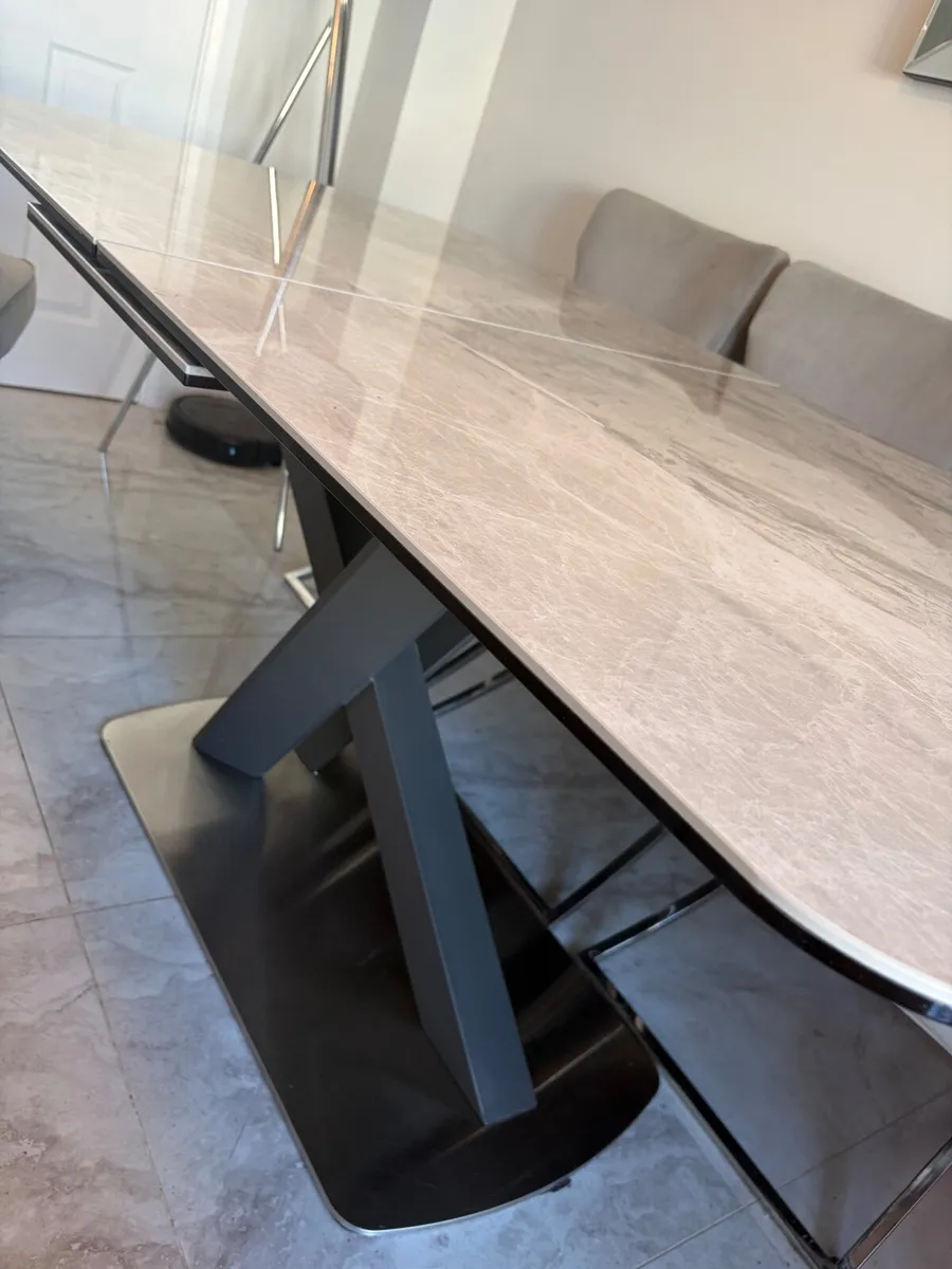 Table and chairs - Image 4