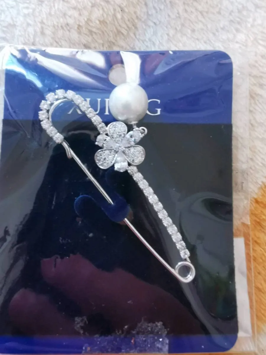 Decorative pin