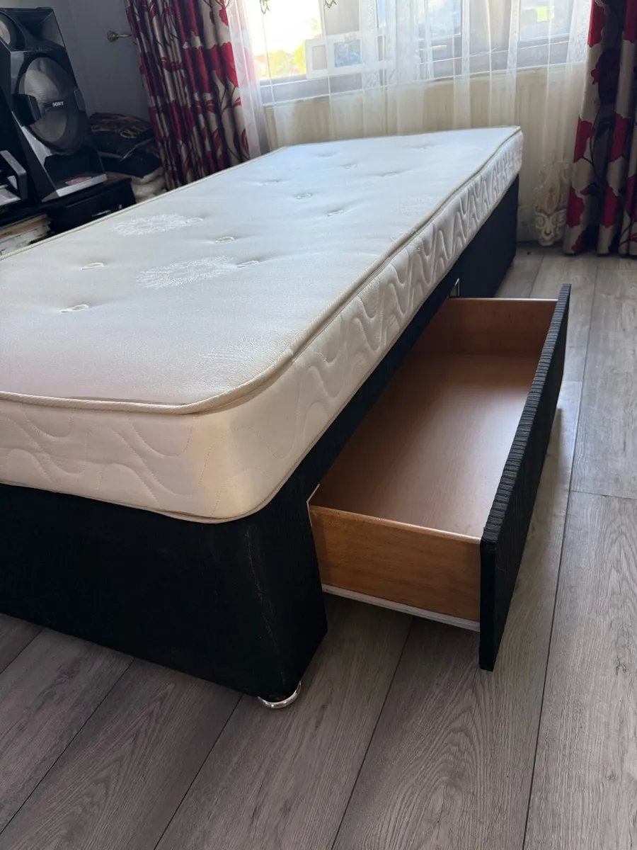 Single bed with mattress - Image 1