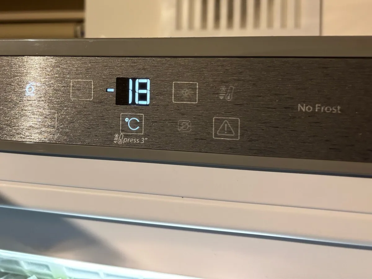 Whirlpool 260L NoFrost Freestanding Freezer - Image 2