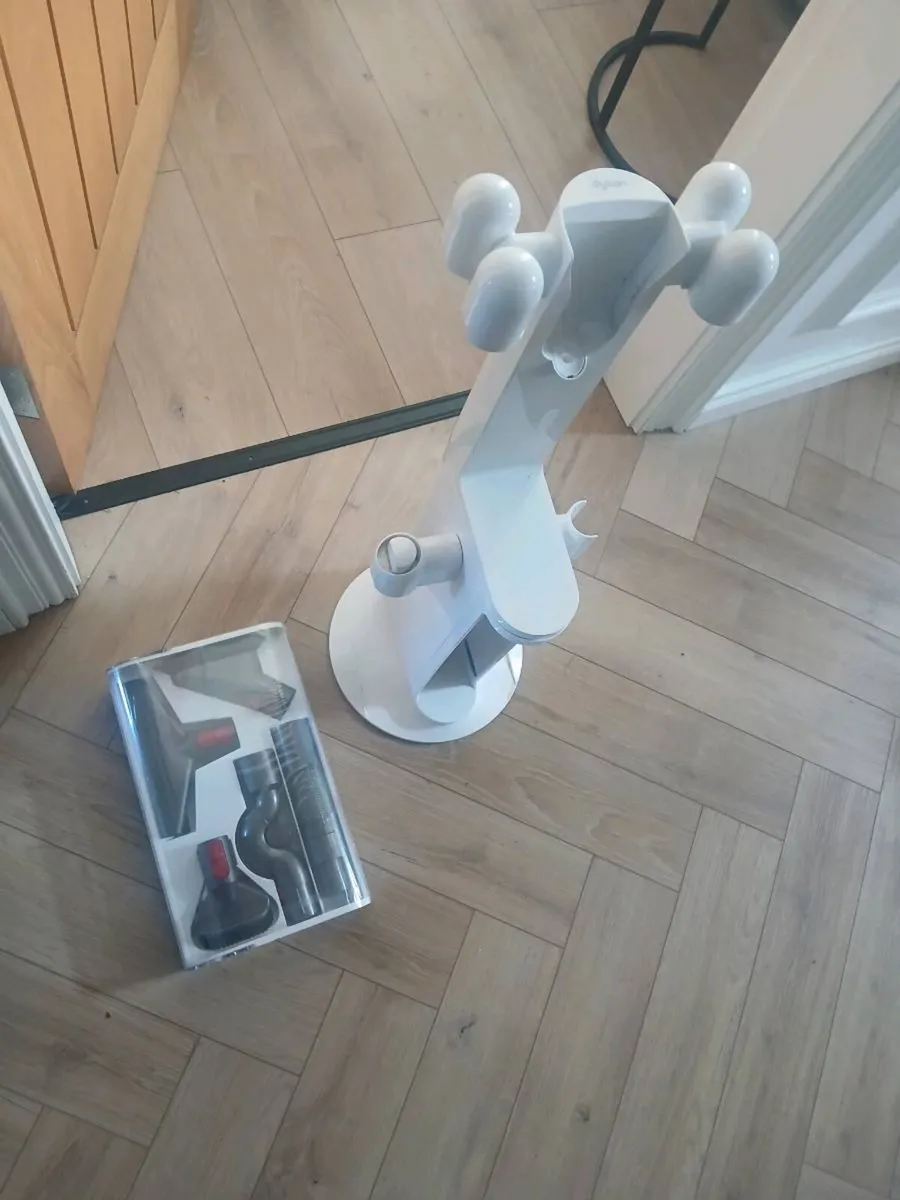 Dyson V10 Docking station with accessories - Image 2