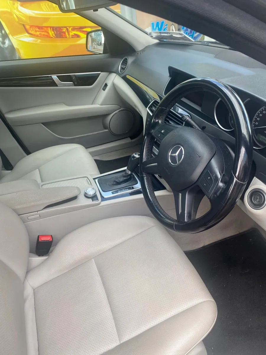 Mercedes 2011 c200 176k km - Image 2