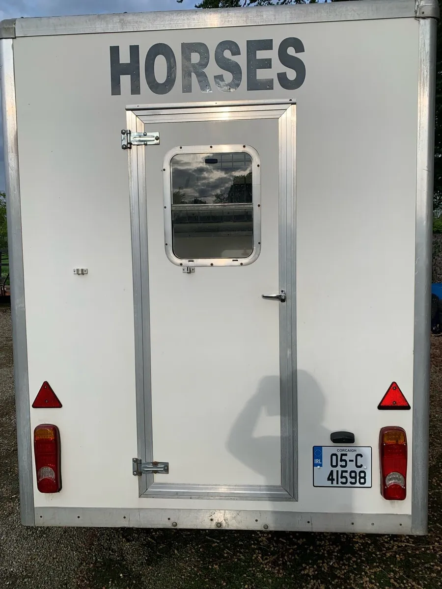 2 Horse 3.5 tonne 2005 Renault Master - Image 4