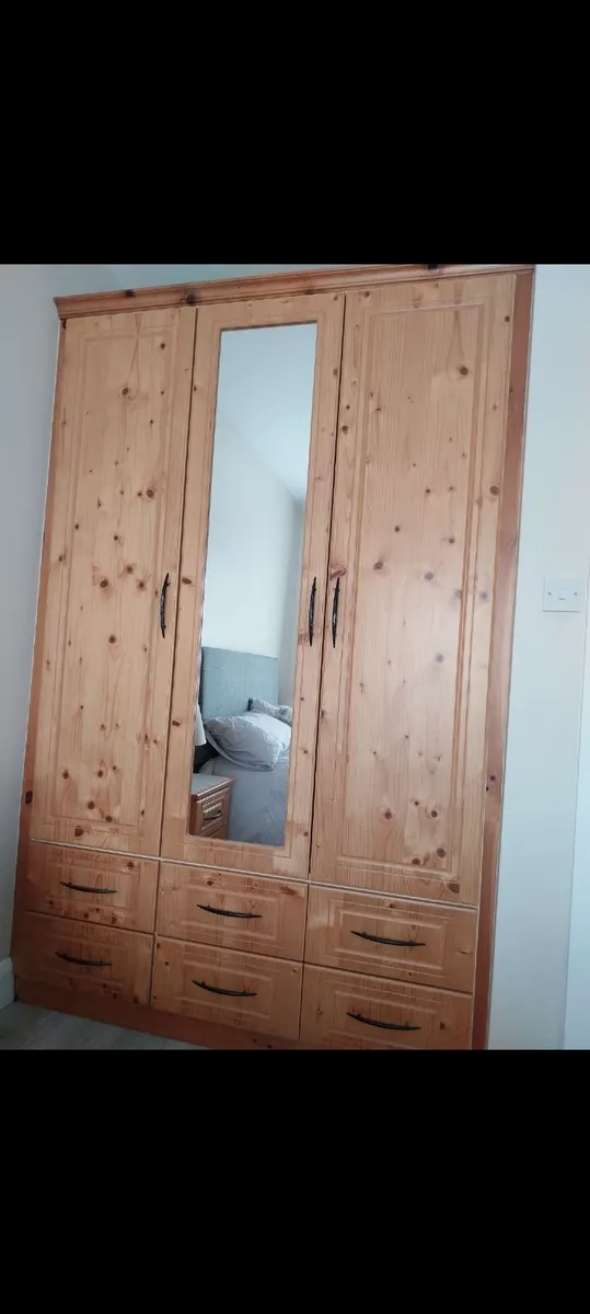 Wardrobe and lockers - Image 1