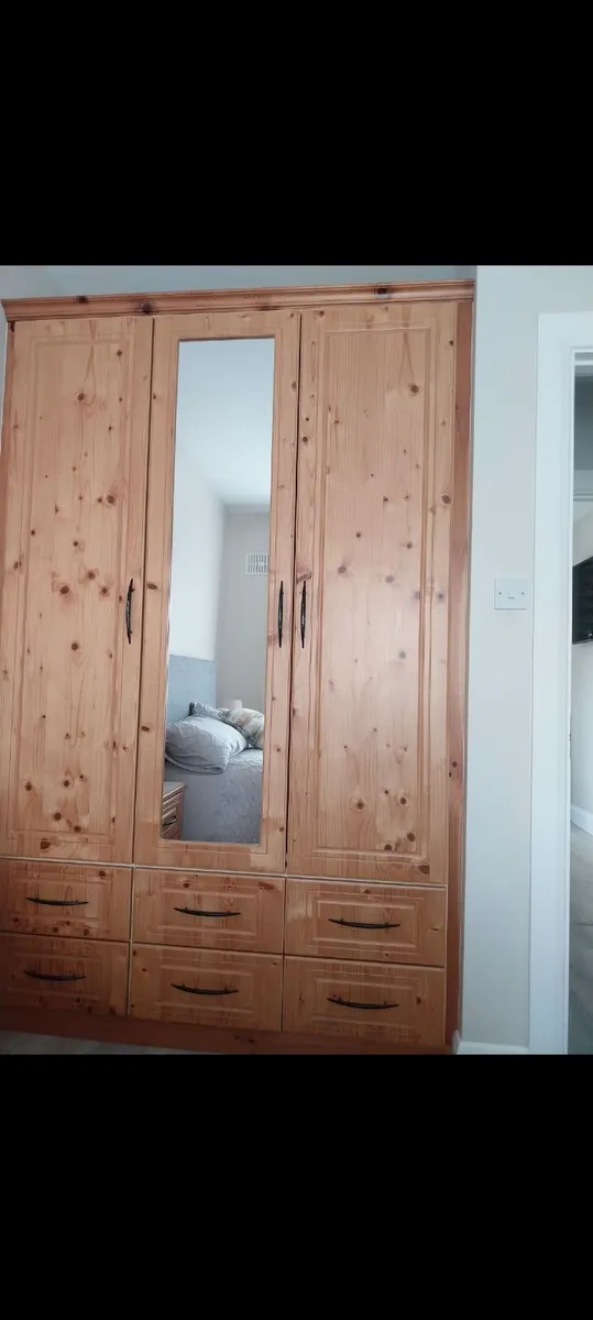 Wardrobe and lockers - Image 2