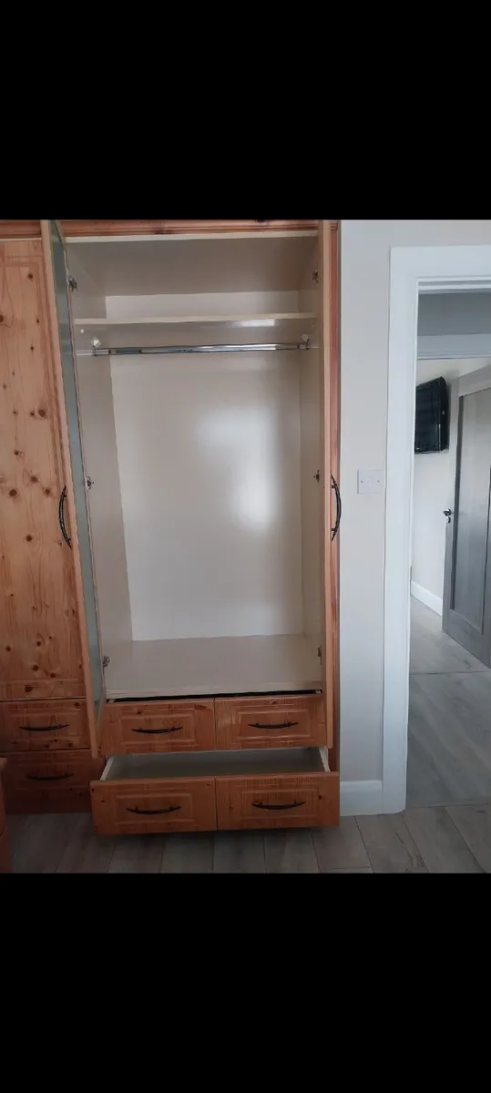 Wardrobe and lockers - Image 3