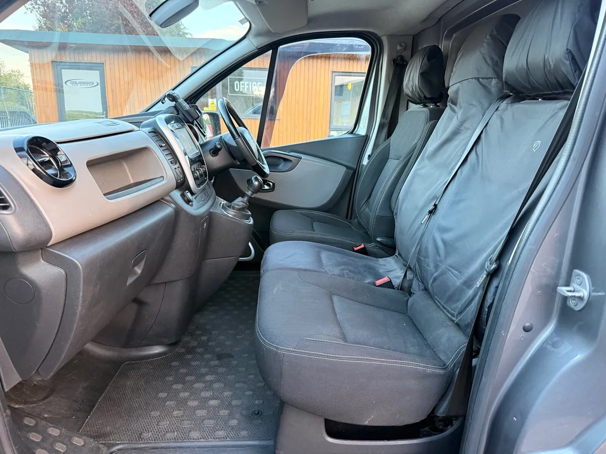 2017 Renault Traffic ENERGY dCi 125 Sport Nav Van - Image 3