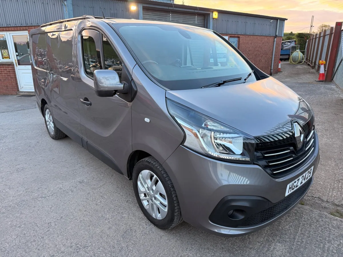 2017 Renault Traffic ENERGY dCi 125 Sport Nav Van - Image 4