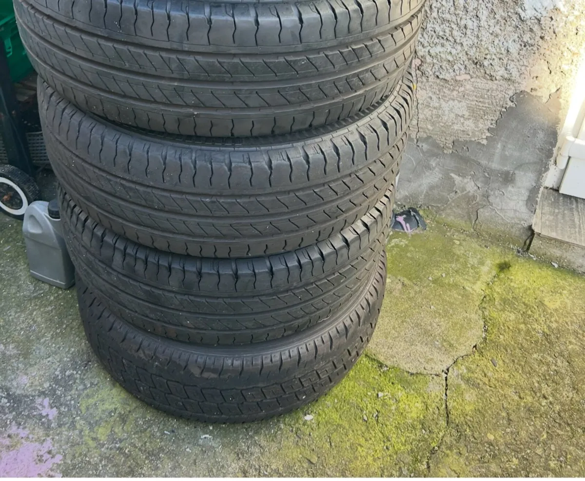 Seats and wheels - Image 1