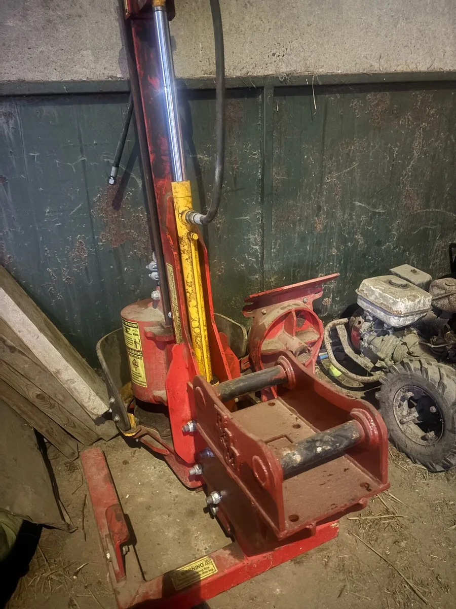 Vector powerdrive post driver for 5/8ton digger - Image 1