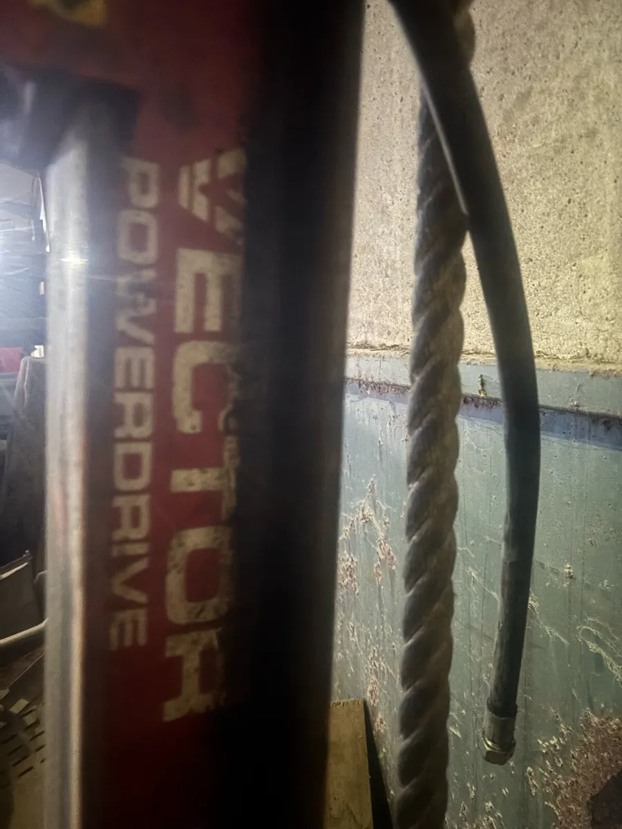 Vector powerdrive post driver for 5/8ton digger - Image 4